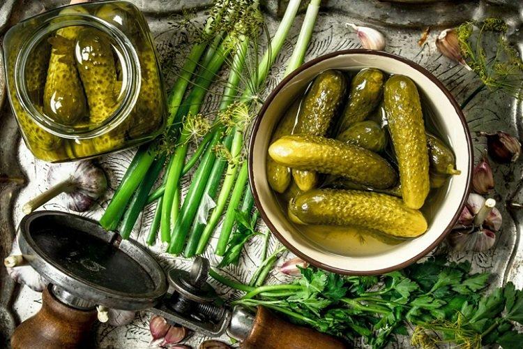 Concombres aigre-doux pour l'hiver