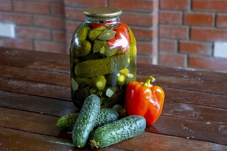 Concombres au poivron pour l'hiver