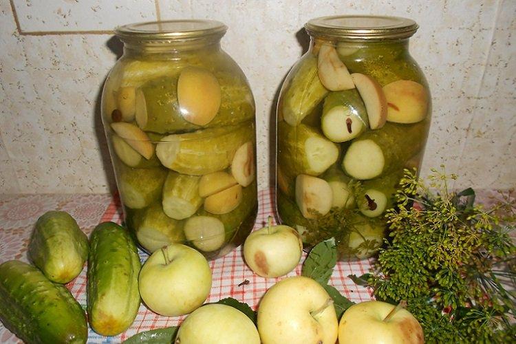 Concombres aux pommes pour l'hiver