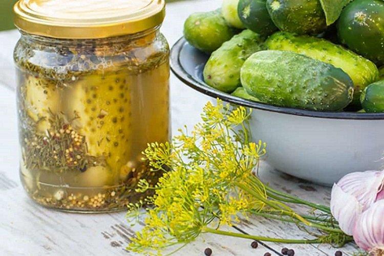 Concombres croustillants aux graines de moutarde