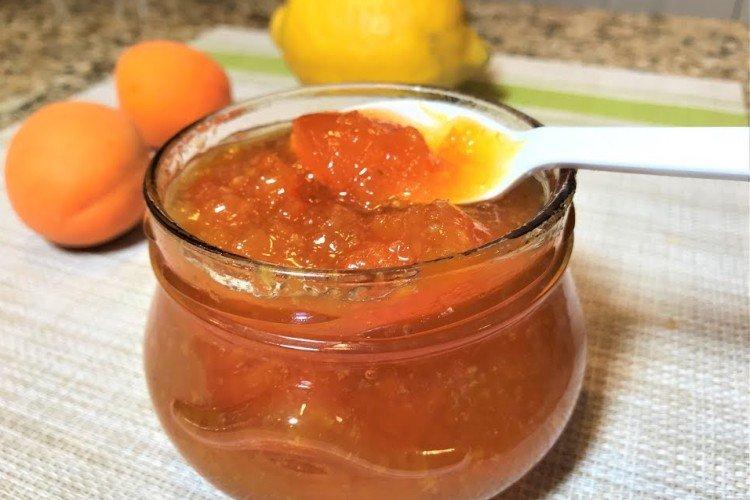 Confiture aux abricots, citron et gingembre