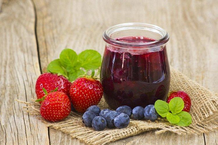 Confiture de fraises aux myrtilles