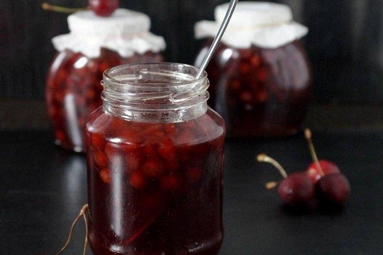 Cerises dans leur jus au four