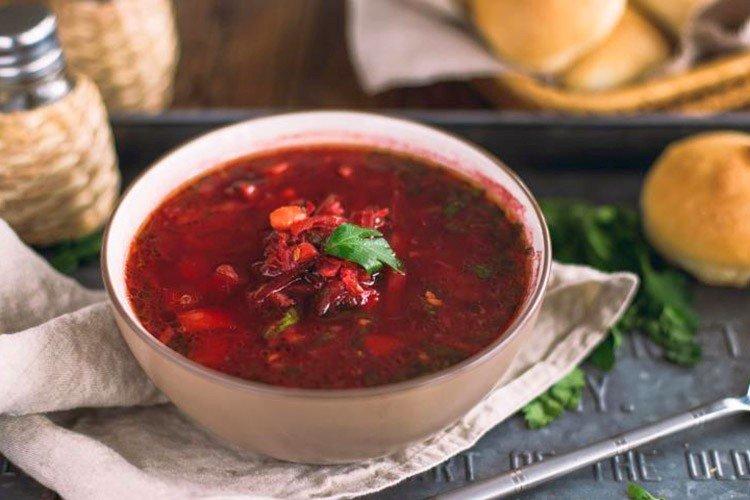 Bortsch au sprat, tomates et haricots