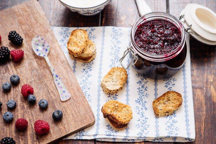 Confiture de framboises et myrtilles