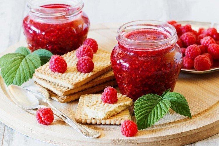 Confiture épaisse de framboises à la gélatine