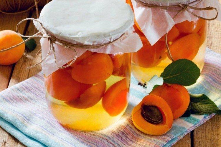 Compote d'abricots pour l'hiver