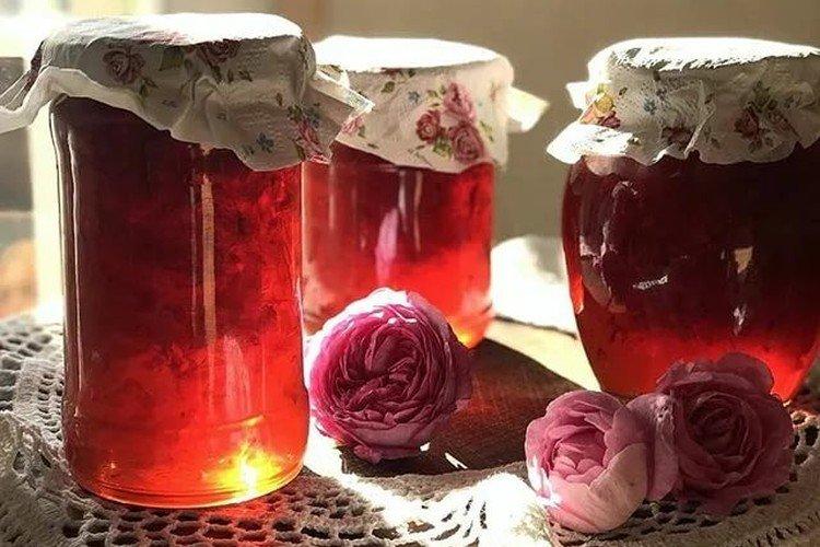 Compote de rose au thé pour l'hiver