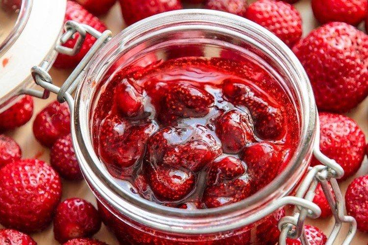 Fraises pour l'hiver avec des baies entières