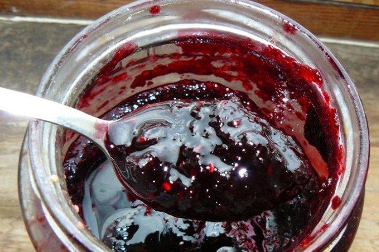 Confiture de fraises et chèvrefeuille