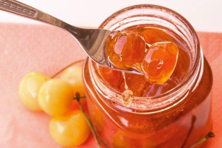 Confiture de cerises blanches classique avec du sucre