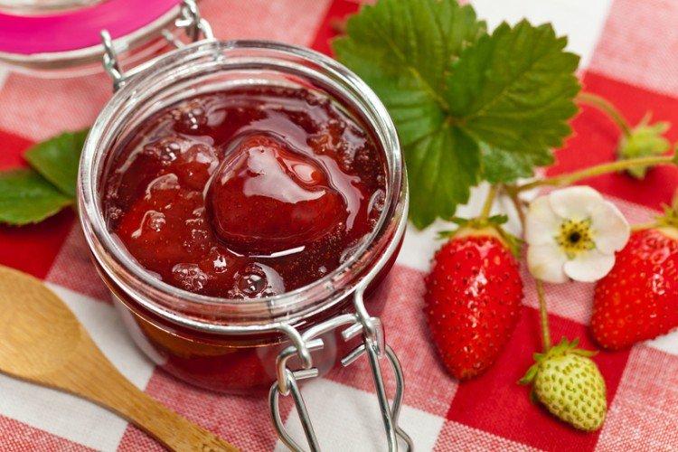 Confiture de cerises blanches et fraises