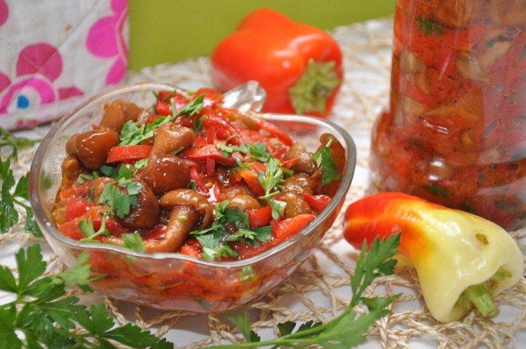 Salade de tomates aux champignons pour l'hiver