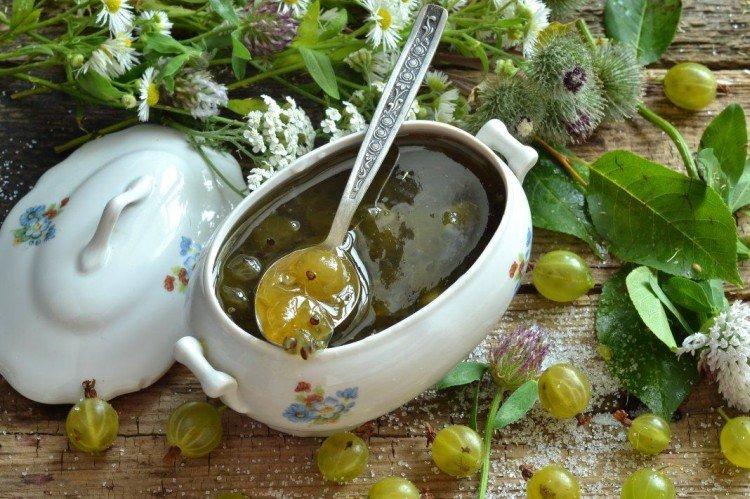 Confiture de groseille avec du sucre