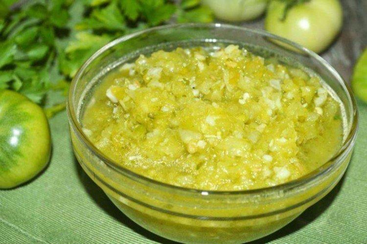 Adjika de tomates vertes