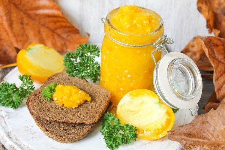 Adjika de tomates jaunes