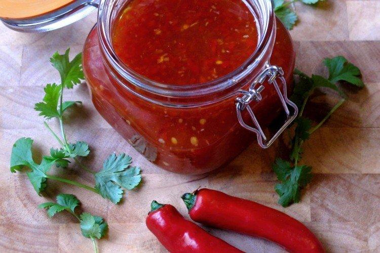 Adjika à la tomate épicée