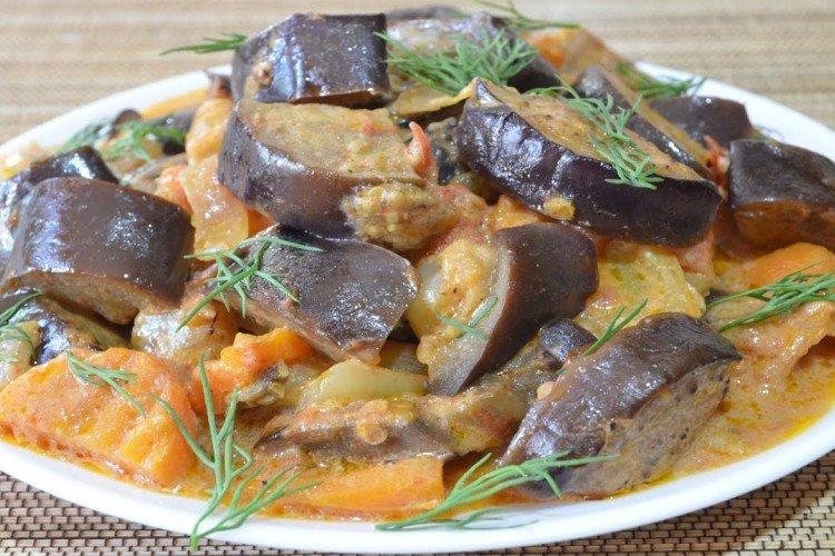 Aubergine aux tomates, ail et crème sure