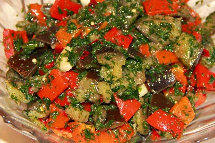 Salade d'aubergines, tomates et ail