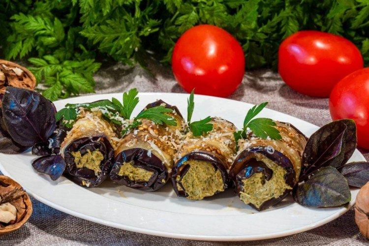 Aubergine aux tomates, ail et noix