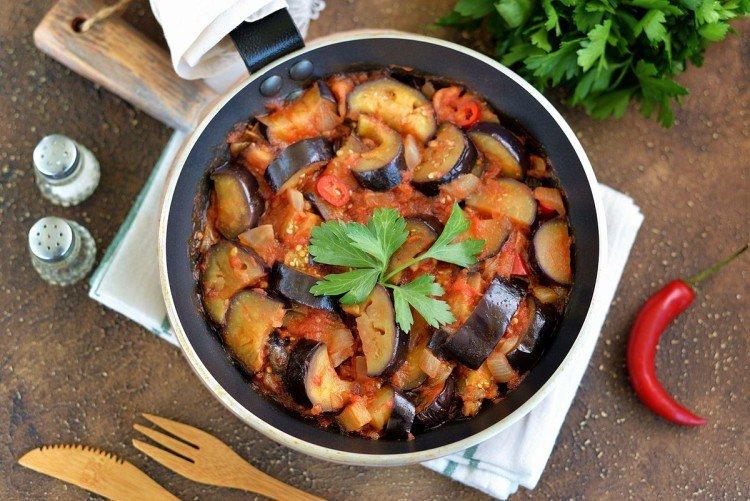 Aubergine avec tomates et ail dans une casserole