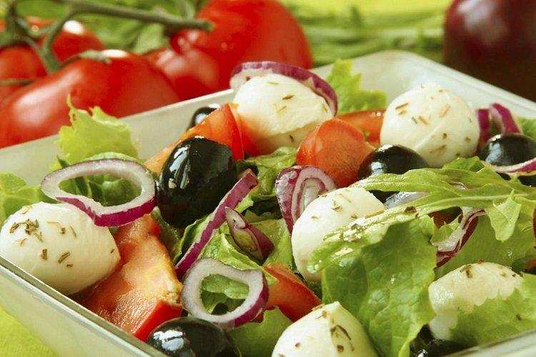 Salade grecque à la mozzarella