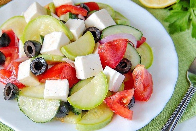 Salade grecque aux courgettes
