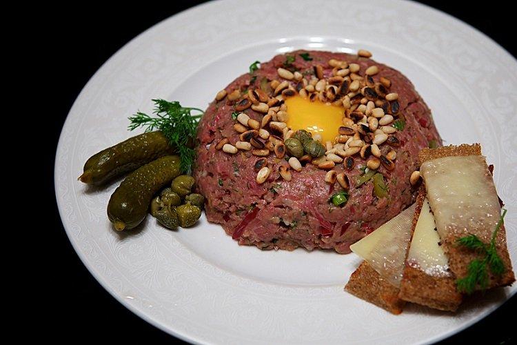 Tartare de boeuf aux pignons de pin
