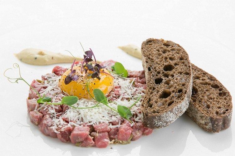 Tartare de boeuf au parmesan