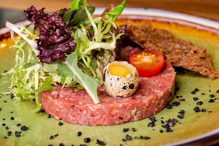 Tartare de boeuf aux oeufs de caille