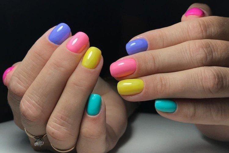 Manucure multicolore pour ongles courts