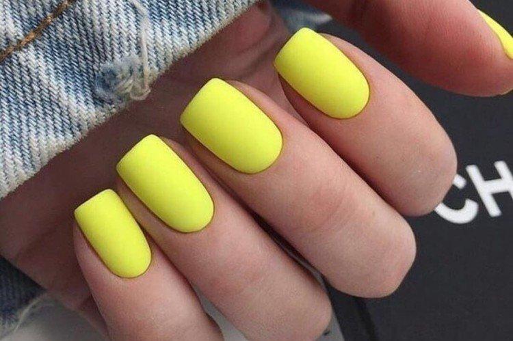 Manucure mate pour ongles courts