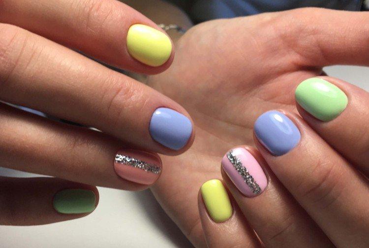Manucure multicolore pour ongles courts