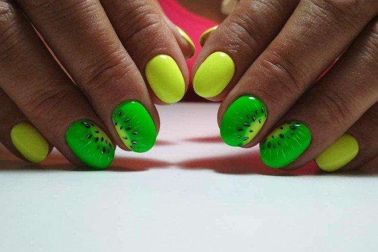 Manucure néon pour ongles courts