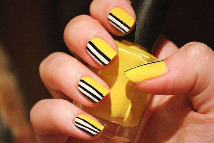 Manucure à rayures pour ongles courts