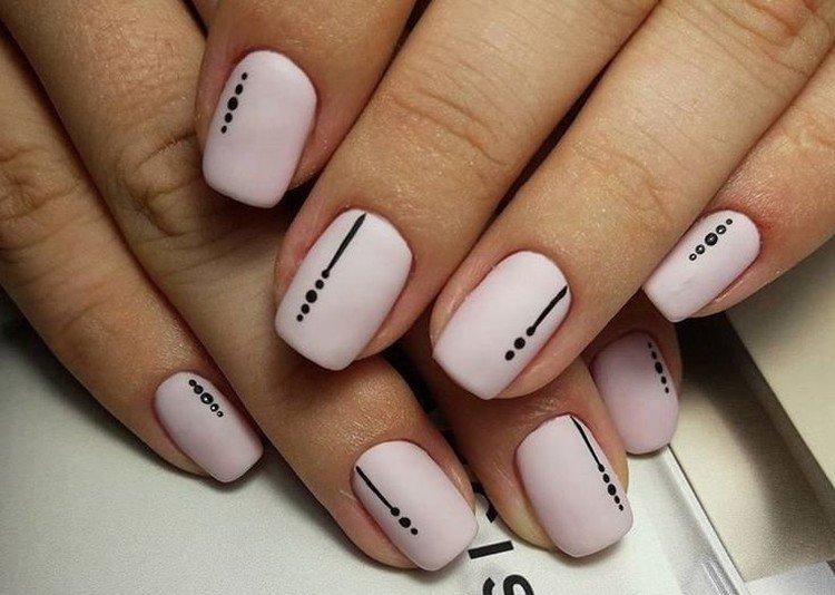 Manucure à pois sur ongles courts