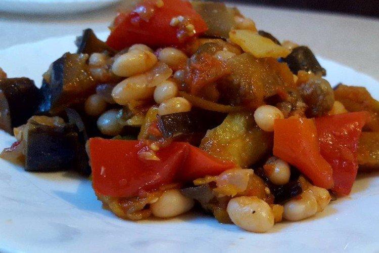 Faire sauter avec des légumes et des haricots