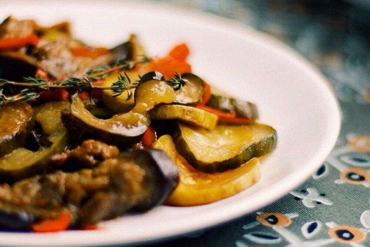 Sauté aux légumes, concombres et sauce soja