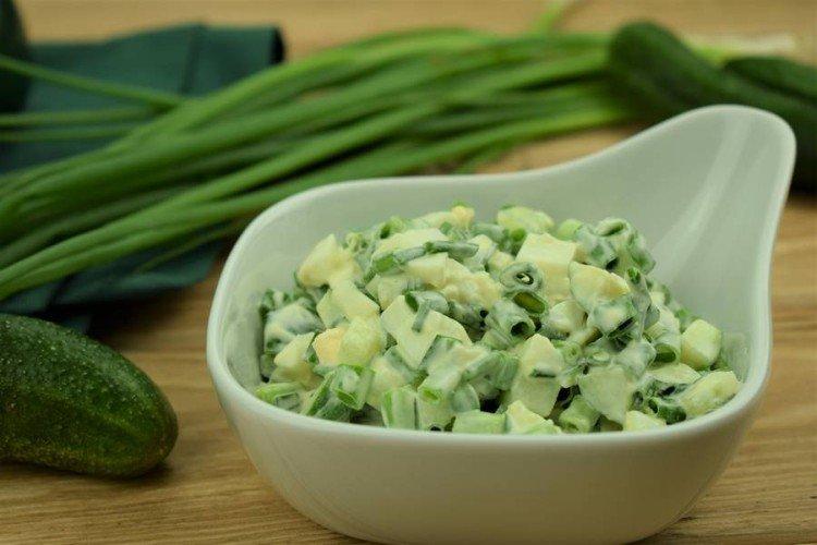 Salade aux oeufs, concombres et oignons verts