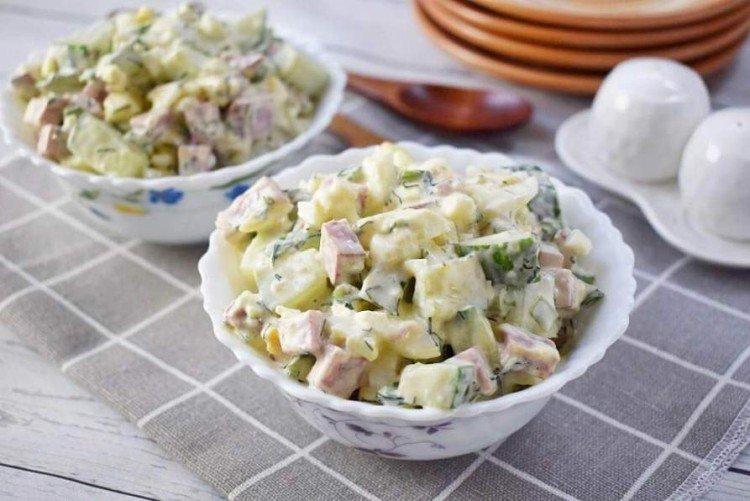 Salade d'oeufs, concombre et saucisse