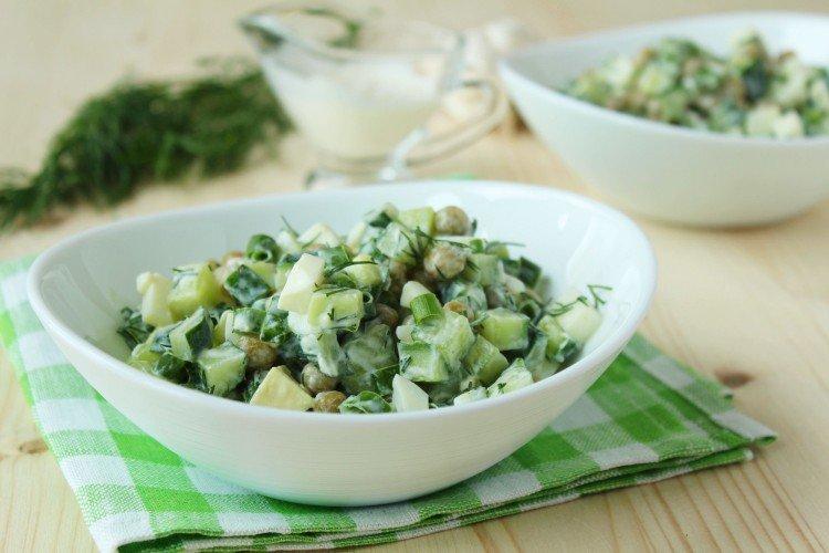 Salade aux oeufs, concombres et petits pois