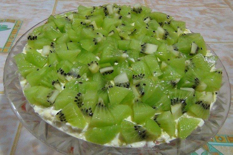 Salade d'oeufs, concombre et kiwi