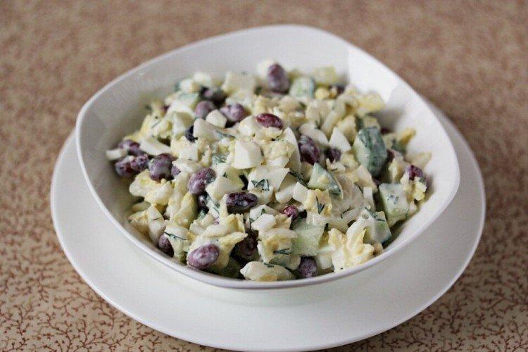 Salade d'oeufs, de concombre et de haricots