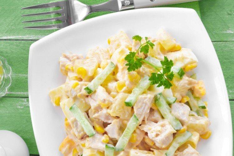 Salade aux oeufs, concombres et ananas