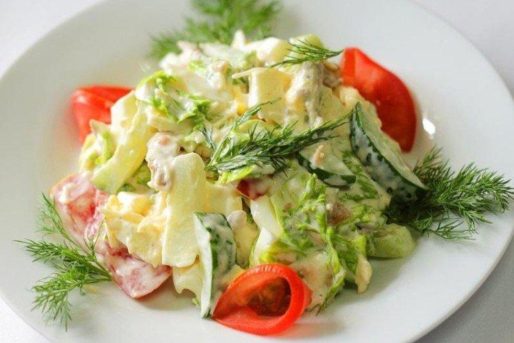 Salade d'oeufs, concombre et tomates