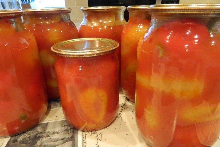 Poivre bulgare dans du jus de tomate pour l'hiver
