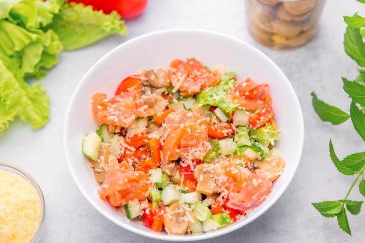 Salade de poivrons et poisson rouge