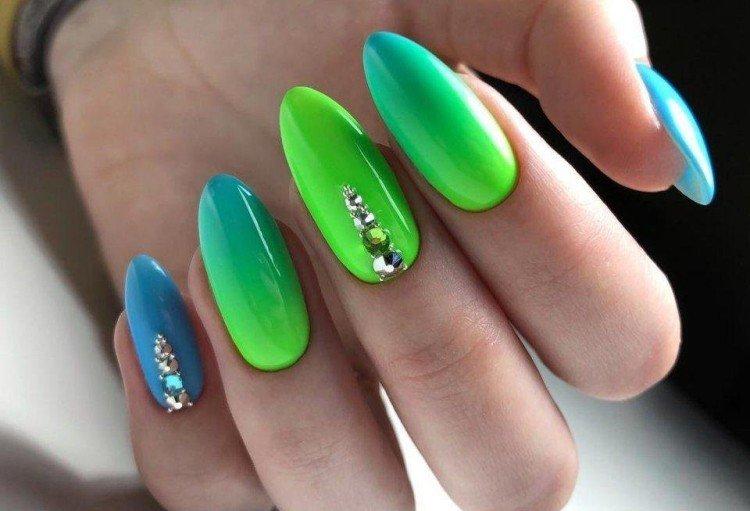 Manucure néon avec strass