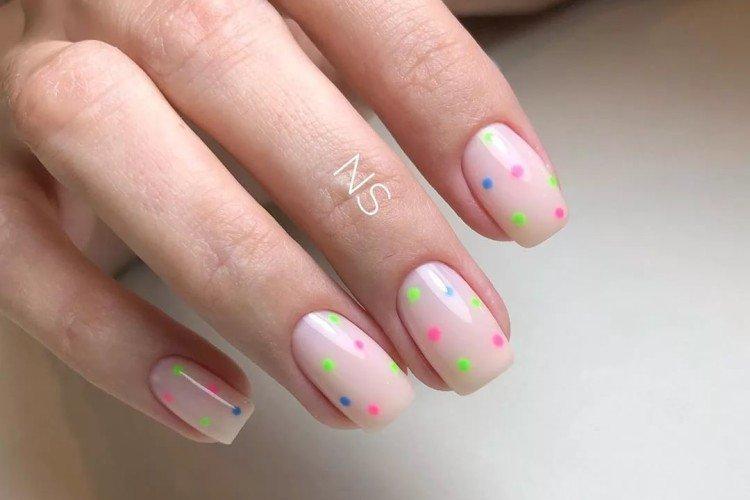 Manucure nue aux accents néon