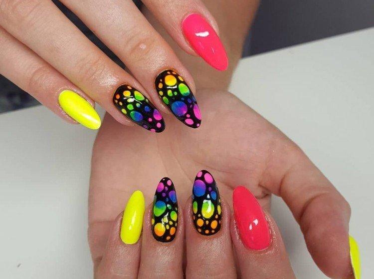 Manucure néon pour ongles longs